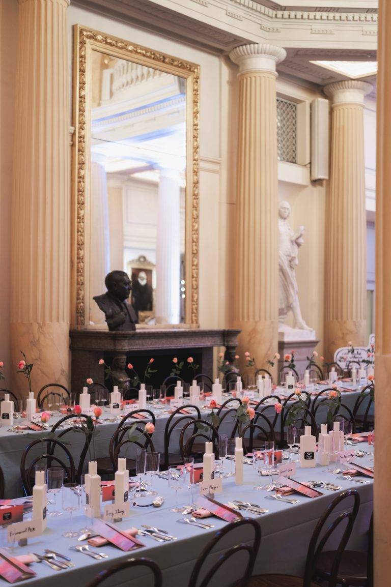 Les dessins délicats de Jean Jullien illuminent le parfum Odéon de MEMO