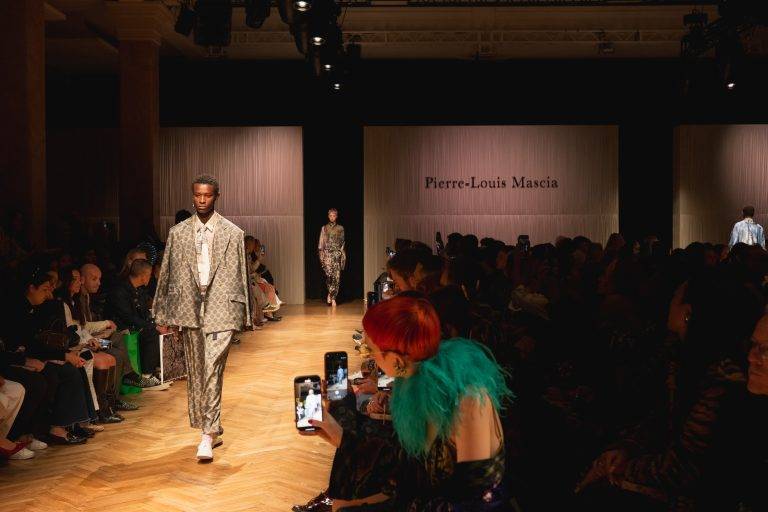 Mix di realtà e illusione sulla passerella di Pierre-Louis Mascia