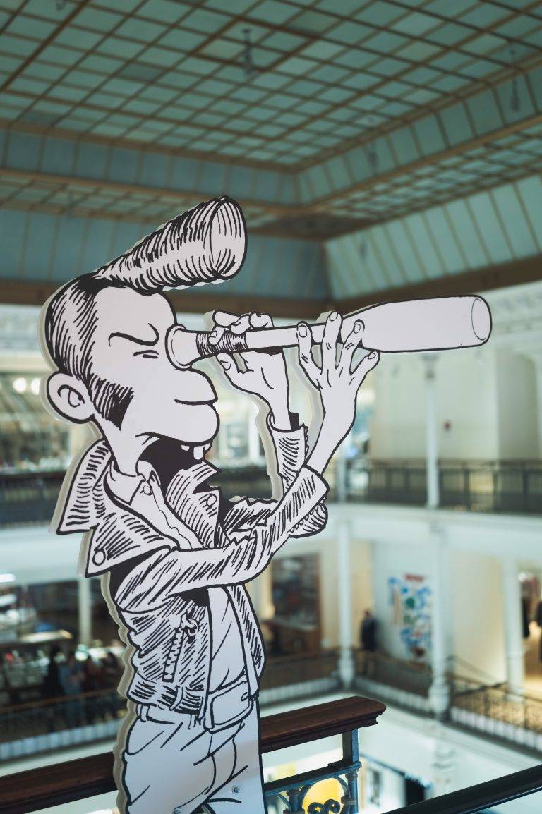 ROCK’N’DRÔLE, le Rock s’empare du Bon Marché avec Antoine de Caunes 