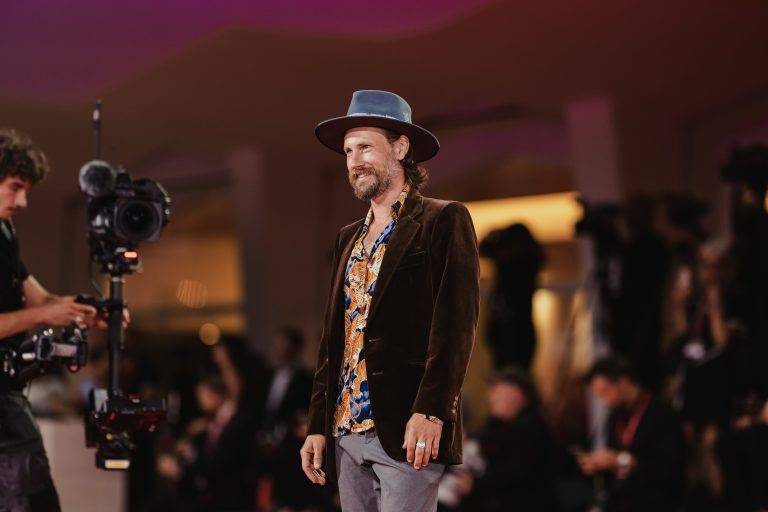  - Venezia 82 applaude Van Sant: stile e tensione sul tappeto rosso di Dead Man’s Wire