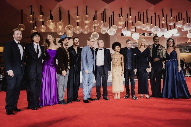  - Venezia 82 applaude Van Sant: stile e tensione sul tappeto rosso di Dead Man’s Wire