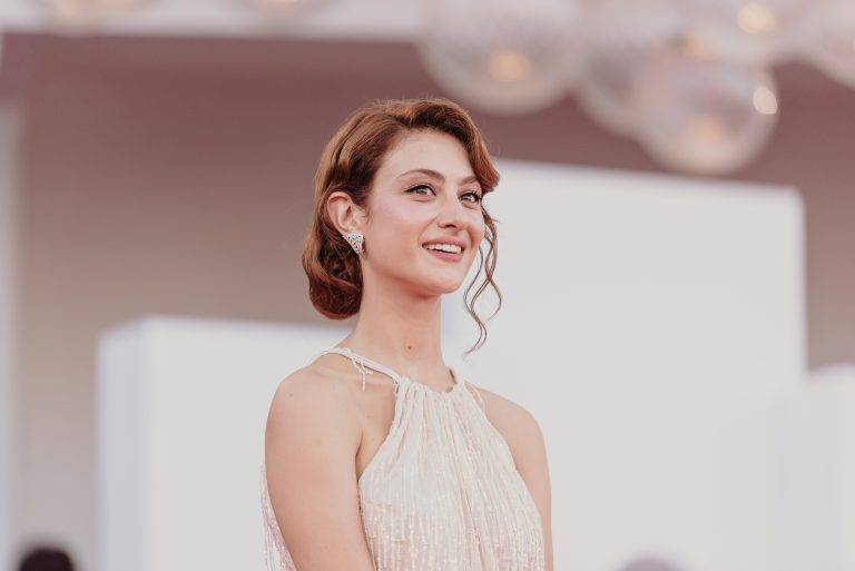  - Duse a Venezia 82: il red carpet diventa teatro e la diva rinasce