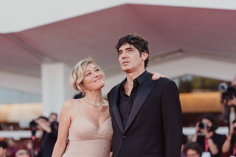  - Duse a Venezia 82: il red carpet diventa teatro e la diva rinasce