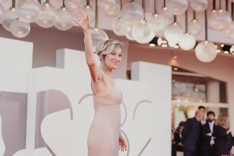  - Duse a Venezia 82: il red carpet diventa teatro e la diva rinasce