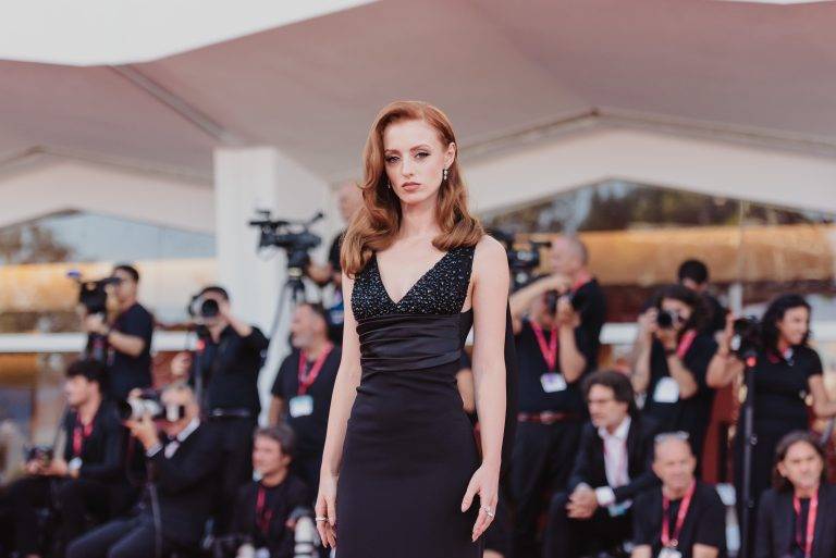  - Duse a Venezia 82: il red carpet diventa teatro e la diva rinasce