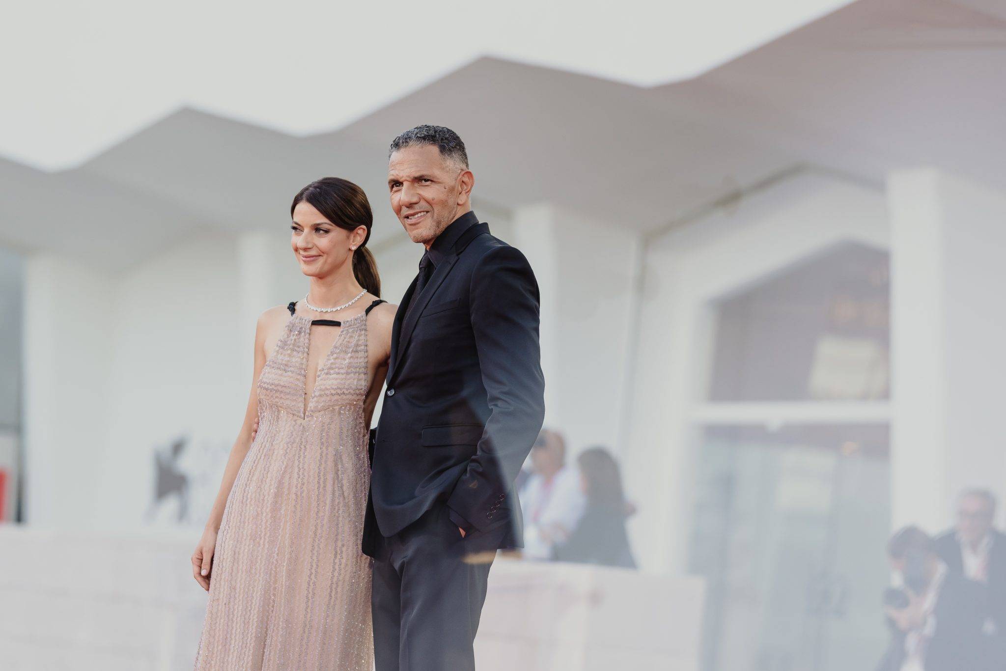  - “Elisa” by Di Costanzo: Silent Guilt on the Red Carpet