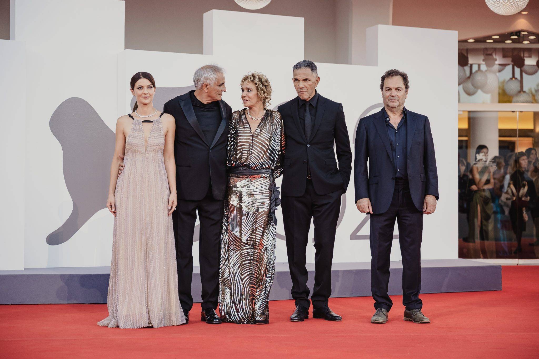  - “Elisa” by Di Costanzo: Silent Guilt on the Red Carpet