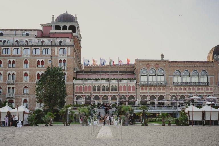 Non il solito red carpet: il vero film di Venezia è dietro le quinte