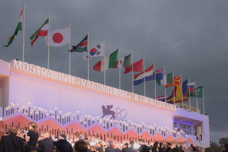 Non il solito red carpet: il vero film di Venezia è dietro le quinte