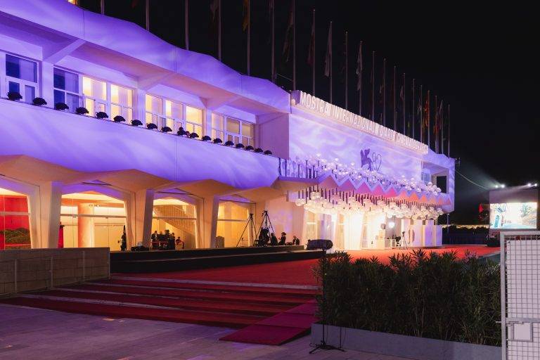 Non il solito red carpet: il vero film di Venezia è dietro le quinte