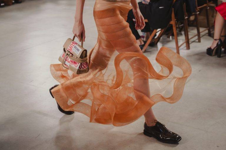 L’arte dell’upcycling trionfa sulla passerella di Moschino