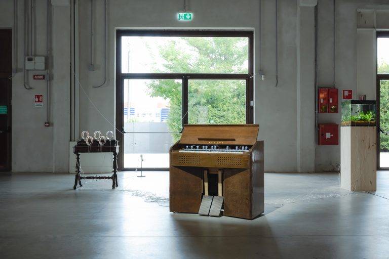 Yuko Mohri a Pirelli HangarBicocca: grovigli, suoni e sculture effimere