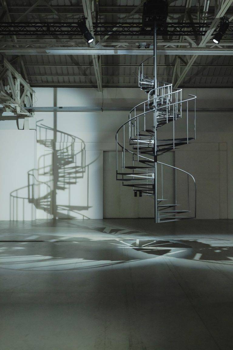 Yuko Mohri a Pirelli HangarBicocca: grovigli, suoni e sculture effimere