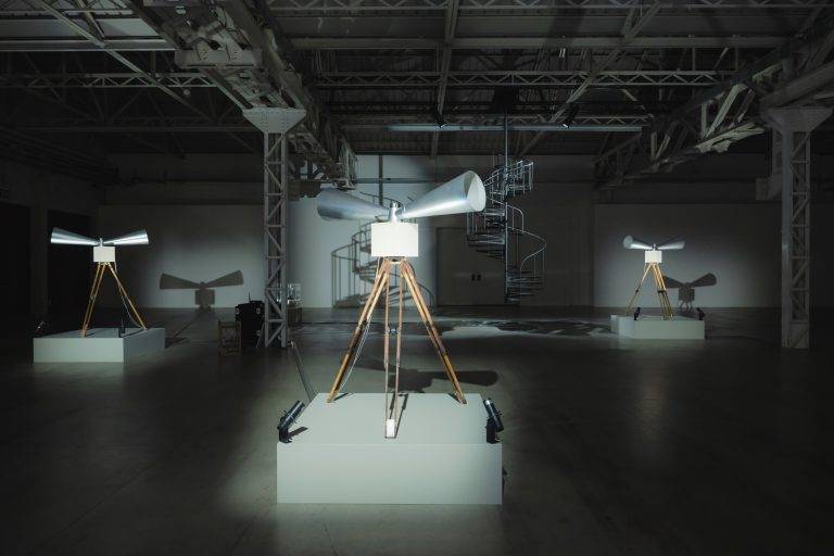 Yuko Mohri a Pirelli HangarBicocca: grovigli, suoni e sculture effimere