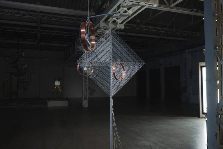 Yuko Mohri a Pirelli HangarBicocca: grovigli, suoni e sculture effimere