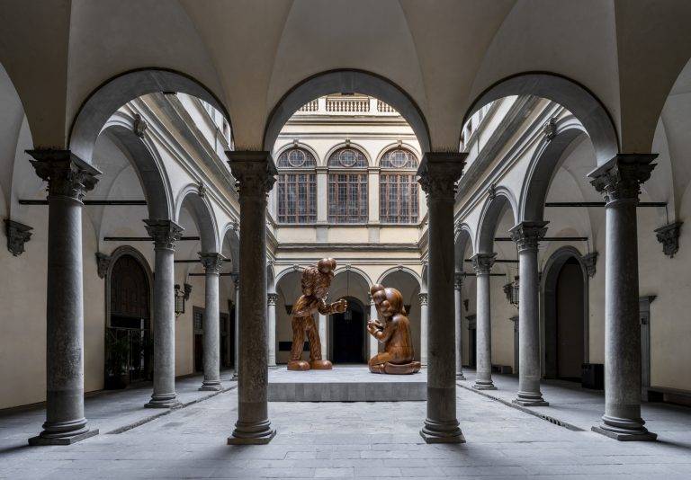 KAWS invade Palazzo Strozzi con THE MESSAGE: dialogo tra Rinascimento e pop