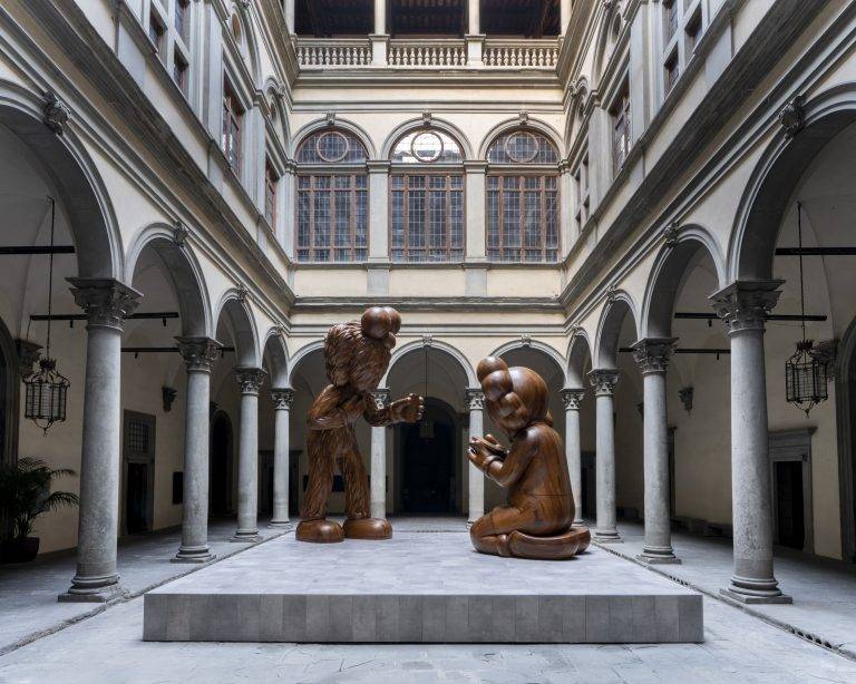 KAWS invade Palazzo Strozzi con THE MESSAGE: dialogo tra Rinascimento e pop