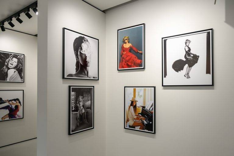 Oana Ivan Gallery présente une rétrospective dédiée à Gilles Bensimon