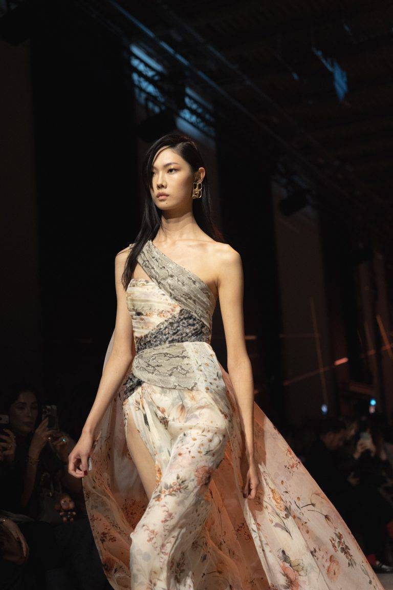 Les femmes une nouvelle fois sublimées par Elie Saab au Palais de Tokyo