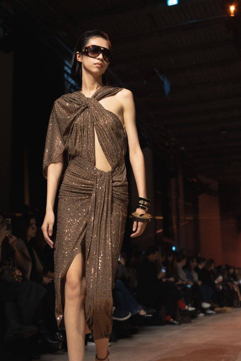 Les femmes une nouvelle fois sublimées par Elie Saab au Palais de Tokyo