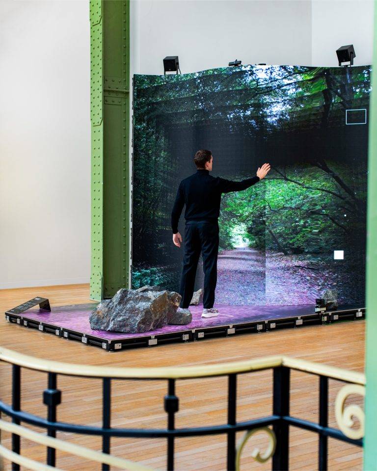 Salomon fait ses premiers pas à Art Basel Paris avec Sensorial Terrains