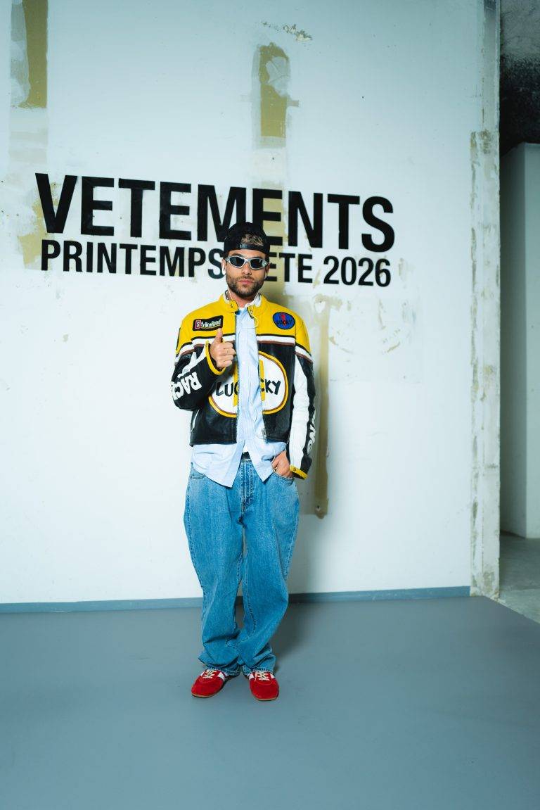 La collection VETEMENTS SS26 prend Paris à contre-pied