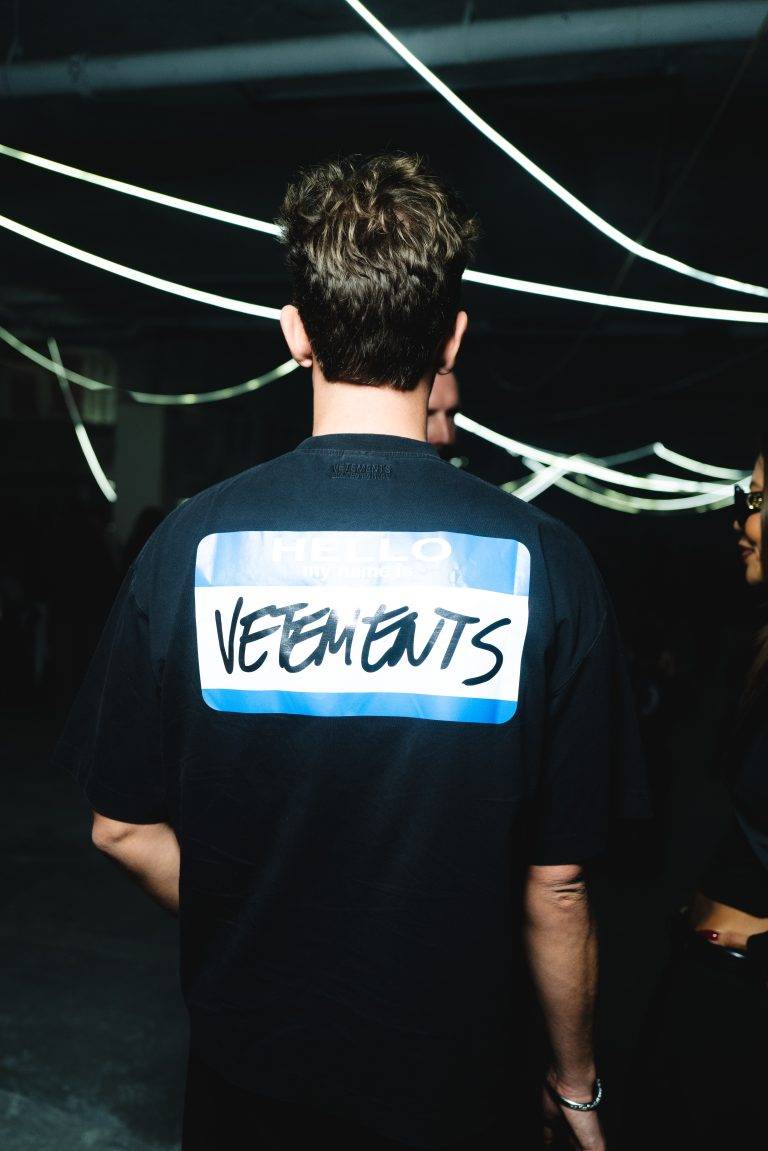 La collection VETEMENTS SS26 prend Paris à contre-pied