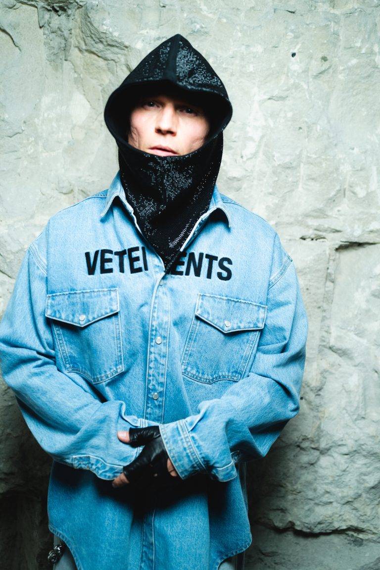 La collection VETEMENTS SS26 prend Paris à contre-pied