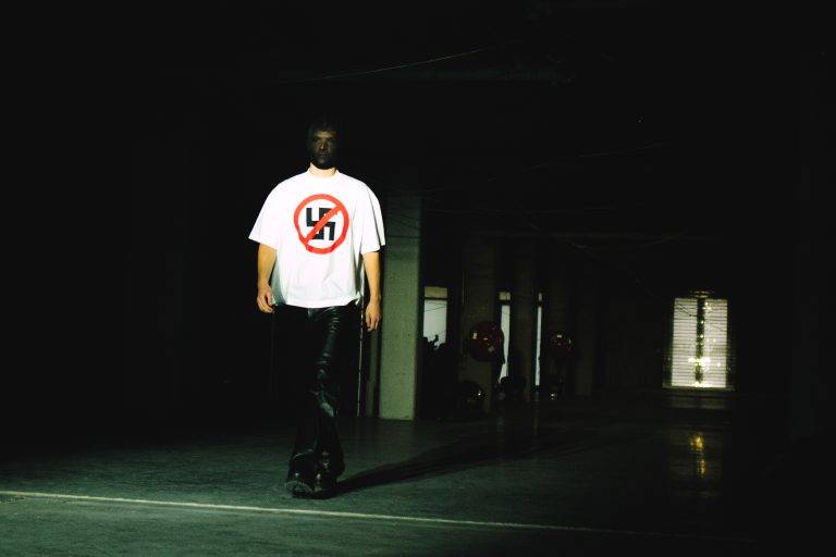 La collection VETEMENTS SS26 prend Paris à contre-pied