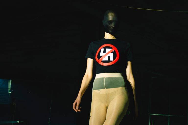 La collection VETEMENTS SS26 prend Paris à contre-pied