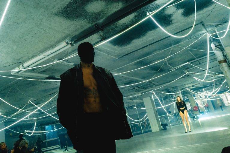 La collection VETEMENTS SS26 prend Paris à contre-pied