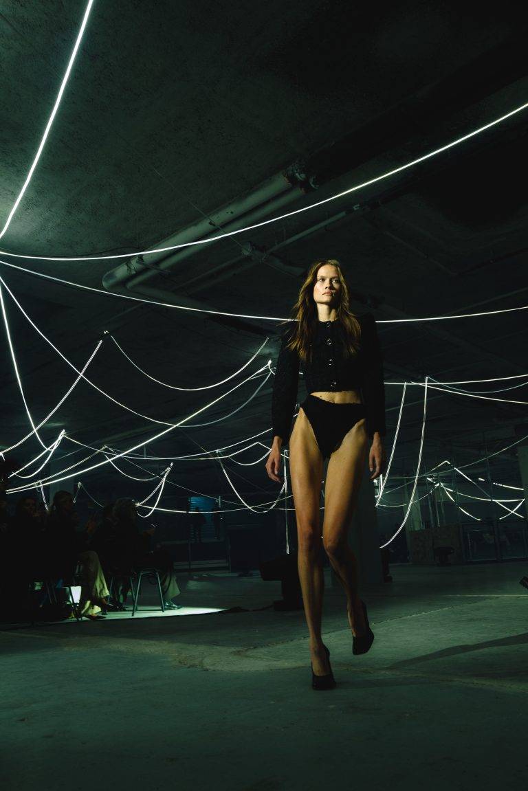 La collection VETEMENTS SS26 prend Paris à contre-pied