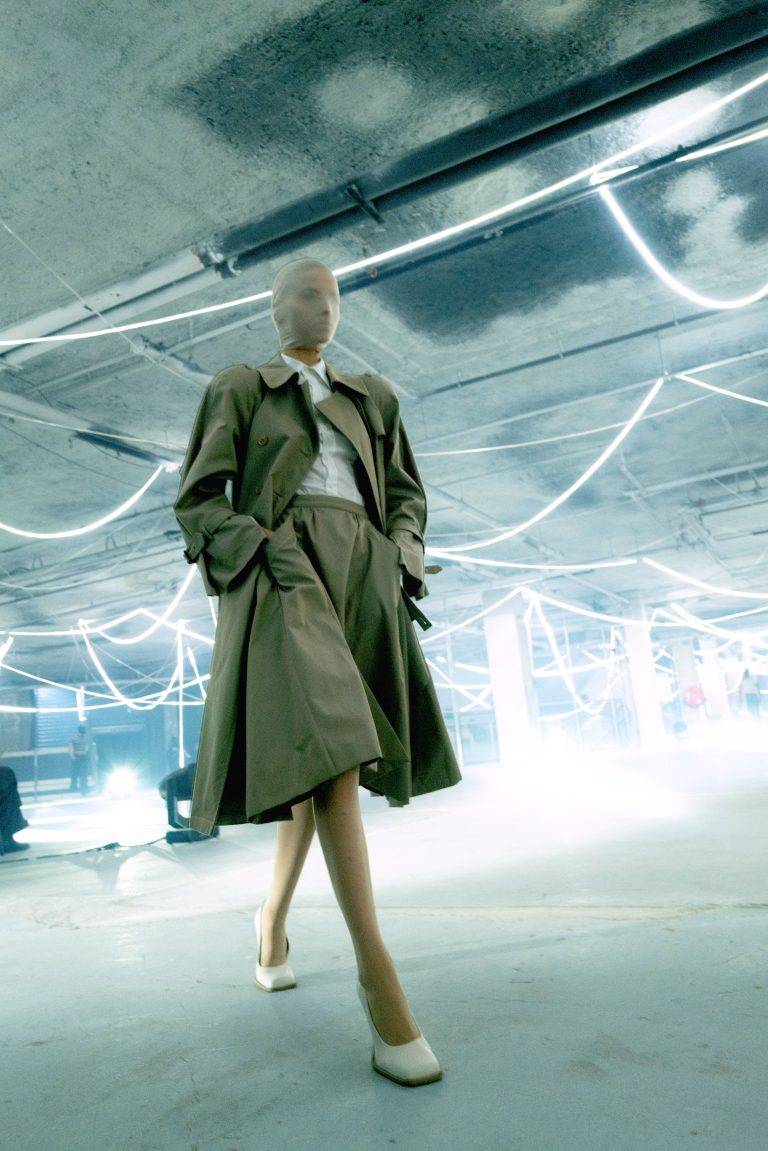 La collection VETEMENTS SS26 prend Paris à contre-pied