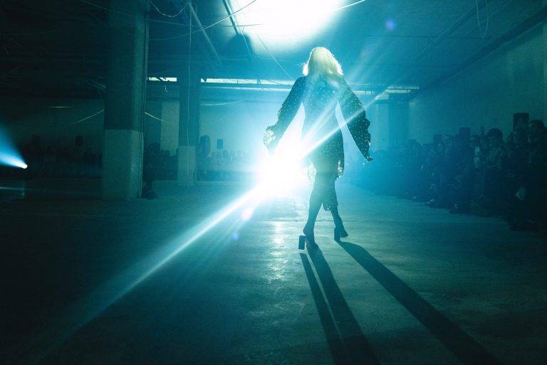 La collection VETEMENTS SS26 prend Paris à contre-pied