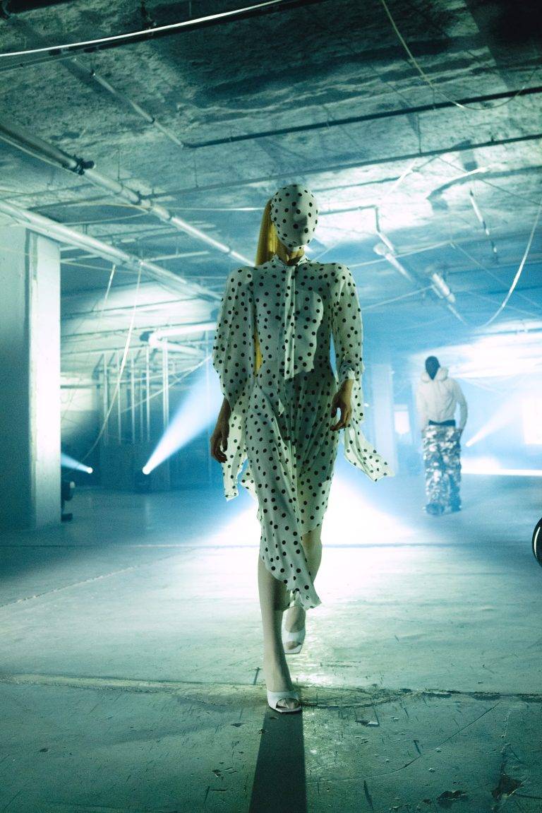 La collection VETEMENTS SS26 prend Paris à contre-pied