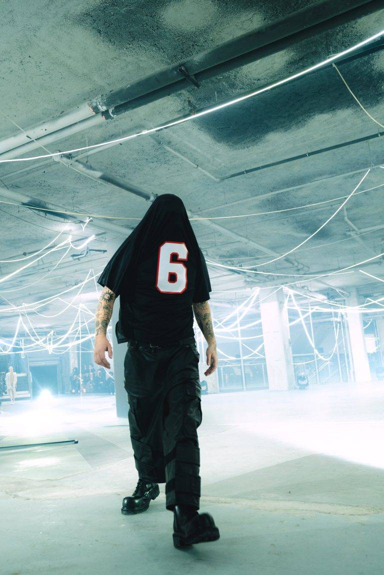 La collection VETEMENTS SS26 prend Paris à contre-pied