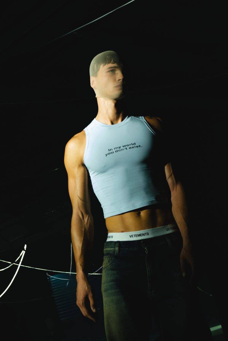 La collection VETEMENTS SS26 prend Paris à contre-pied