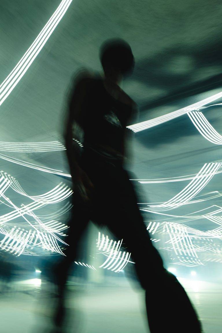 La collection VETEMENTS SS26 prend Paris à contre-pied