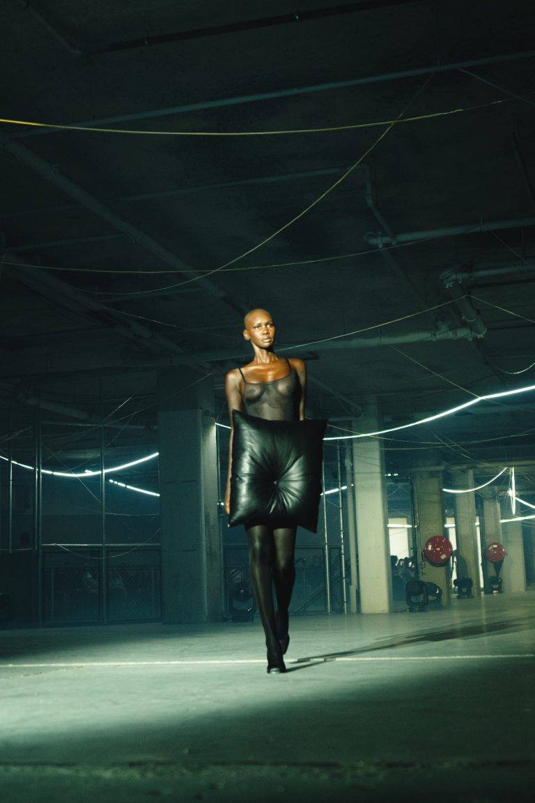  - La collection VETEMENTS SS26 prend Paris à contre-pied