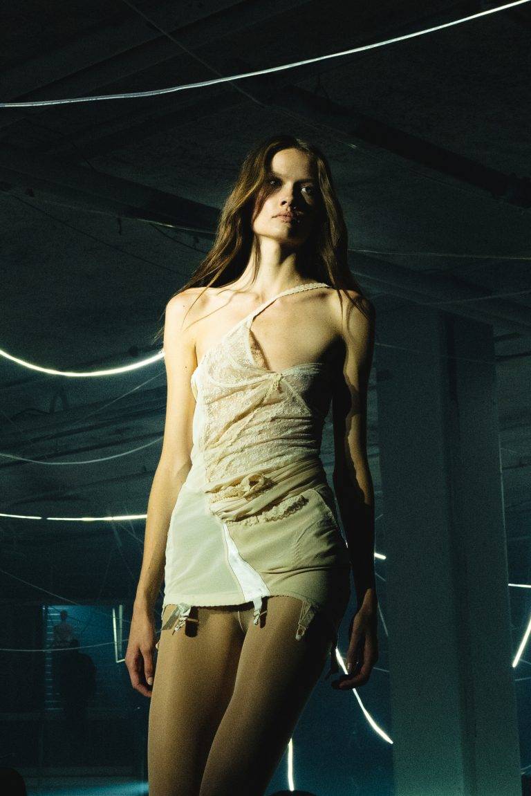 La collection VETEMENTS SS26 prend Paris à contre-pied