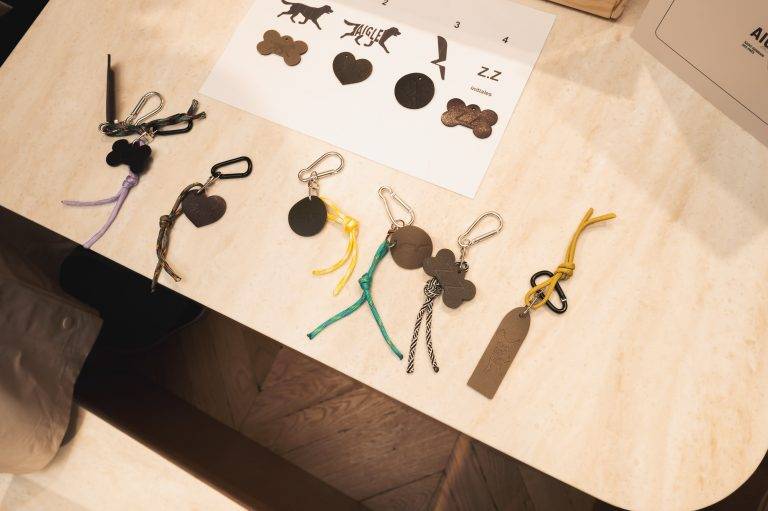 Aigle dévoile sa collection chien dans sa boutique de Saint Germain des Prés rénovée
