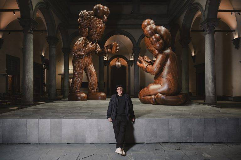  - KAWS invade Palazzo Strozzi con THE MESSAGE: dialogo tra Rinascimento e pop