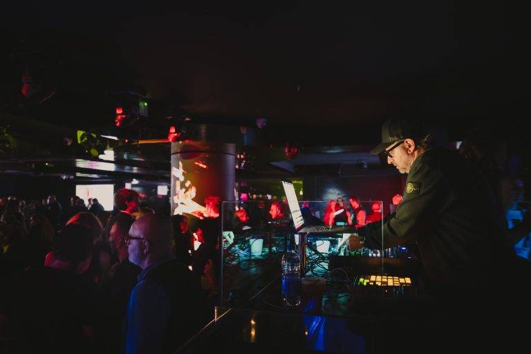 KAWS invade Palazzo Strozzi con THE MESSAGE: dialogo tra Rinascimento e pop