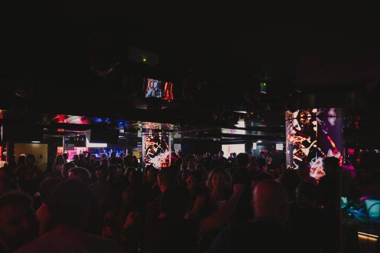 KAWS invade Palazzo Strozzi con THE MESSAGE: dialogo tra Rinascimento e pop