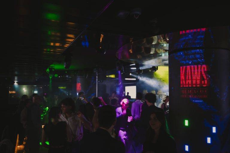 KAWS invade Palazzo Strozzi con THE MESSAGE: dialogo tra Rinascimento e pop