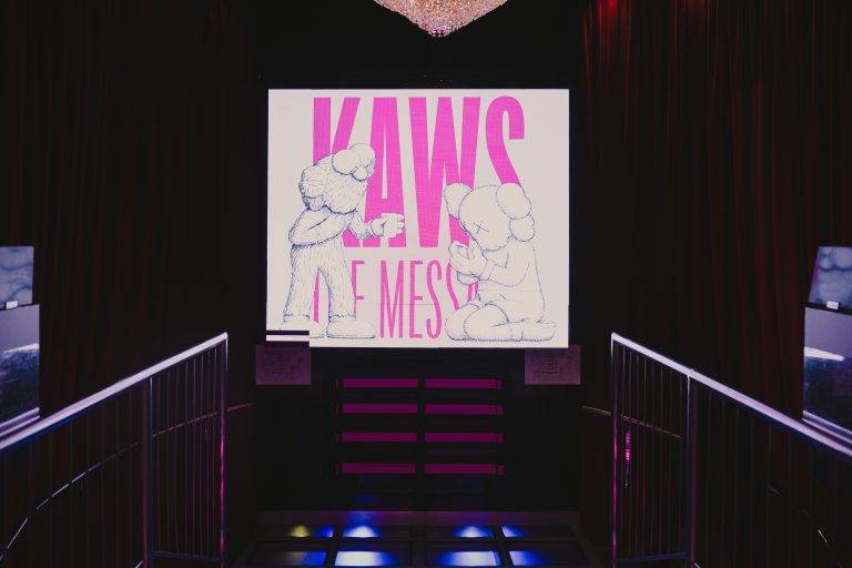 KAWS invade Palazzo Strozzi con THE MESSAGE: dialogo tra Rinascimento e pop