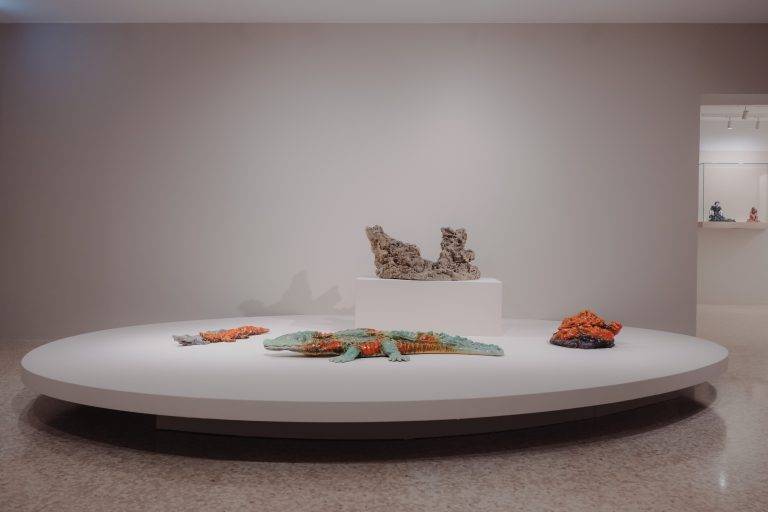 A Venezia la Collezione Peggy Guggenheim celebra Fontana e le sue sublimi ceramiche