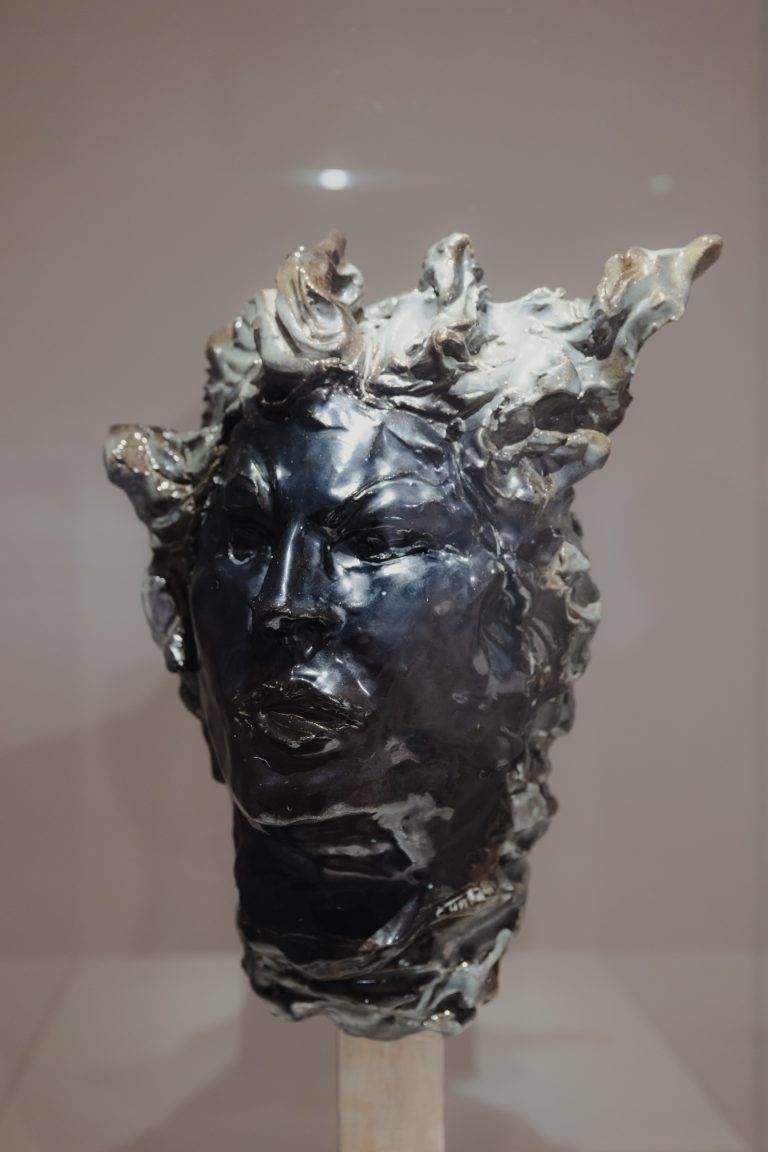 A Venezia la Collezione Peggy Guggenheim celebra Fontana e le sue sublimi ceramiche