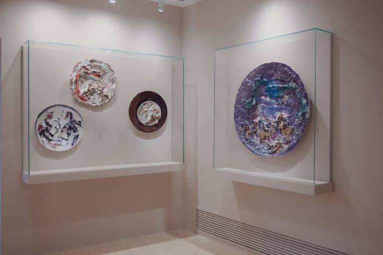 A Venezia la Collezione Peggy Guggenheim celebra Fontana e le sue sublimi ceramiche