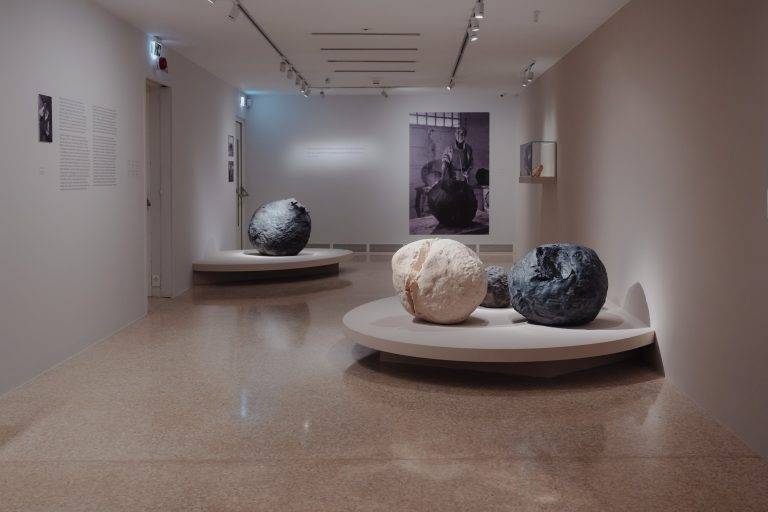 A Venezia la Collezione Peggy Guggenheim celebra Fontana e le sue sublimi ceramiche